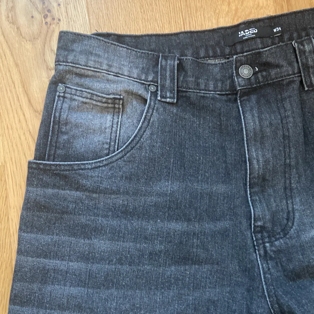 Jeans från jaded london i storlek 34. Det är i bra skick. Jeansen är uppsydda men bara några cm.. Jeans & Byxor.