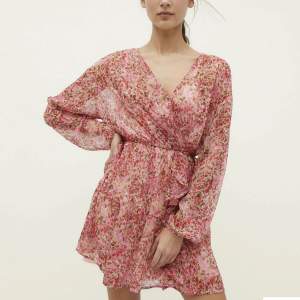 Säljer den här fina klänningen som är från Zalando märke Starndivarius. Säljer pågrund av att den inte kommer till användning, den har använts endast en gång💕