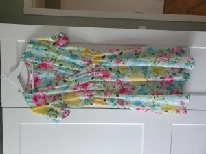 Ljuvlig sommarklänning - Kort sommarklänning i skönt material. Aldrig använd.