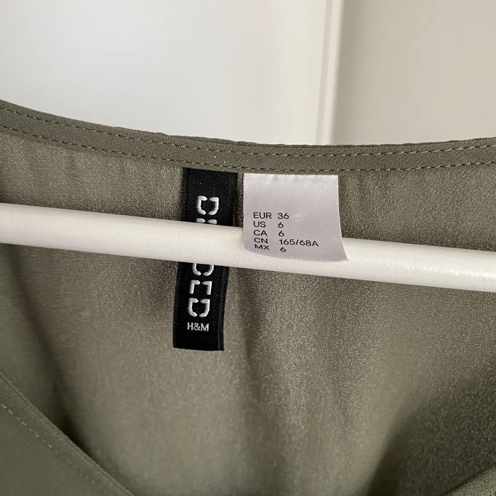 Enkel playsuit i militärgrönt. Resår i midjan och väldigt smickrande på. Storlek 36 från H&M divided. Använd vid 1 tillfälle då den blev för kort för mig. Hel och nytvättad. . Mekot.