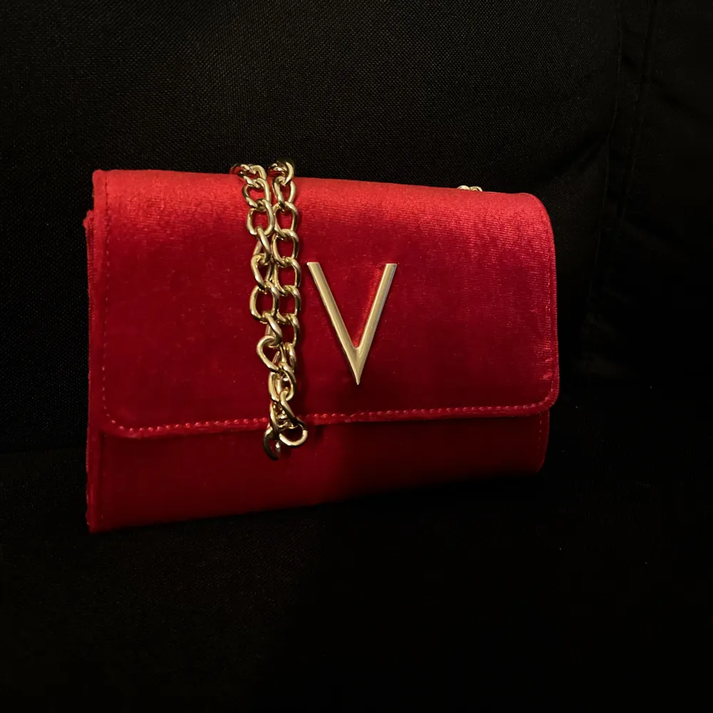 Säljer denna Valentino väska som inte finns att köpa längre. Den är i sammet. Tag följer med. Pris går att diskuteras. 🤍. Väskor.