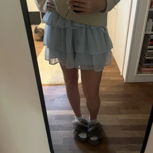 ljusblå kjol! - Säljer denna jättefina kjol i ljusblå pga att den inte kommer till användning den är i storlek L men passar mig som är S eftersom den är liten i storleken!