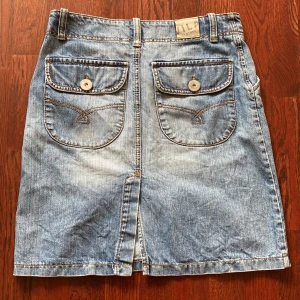 Jeans kjol - Jättefin lågmidjad vintage jeanskjol från märket vila. Storleken har suddats ut men passar mig som brukar ha 36. Var inte rädda att kontakta om ni vill ha mer info/fler bilder!💗 (Köparen står för frakten).