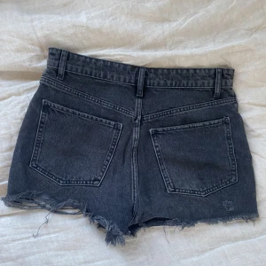Zara jeansshorts - Säljer dessa zara jeansshorts. Tror de är mid waist originellt men jag brukade dra ned dem lite så det funkar om man vill det! Strl S, jag är 161. Använda men i gott skick! 120kr + 60kr frakt eller köp via köp nu!