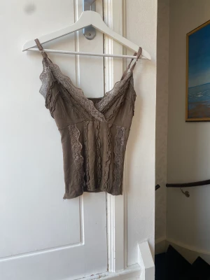 Topp - Linne med detaljer  (Finns forfarande kvar, köp via ”köp direkt” knappen) 