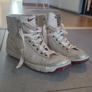 Nike skor - Super söta nike sneakers med guld och röda detaljer!!❤️ Superfina nu på sommaren!!🫶🫶 Lite små i storleken men passar 36-37