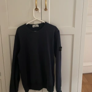 Stone island tröja mörk blå  - Stone island tröja Xs men passar S  skick 7/10 använd 8-10 gångar kanske säljer pga förliten  
