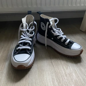 Converse RUN STAR HIKE - Jättesnygga Converse skor som är använda bara en gång. Strlk 38 Jag brukar ha 39 i skostorlek men när det gäller converse så går jag ner en storlek.