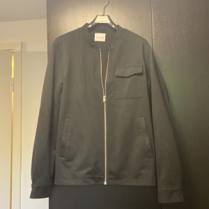 Overshirt J. Lindeberg - En sjukt snygg overshirt ifrån J. Lindbergh.  Skick: 9/10 Nypris : 1600 kr Säljs för 550: kr Storlek: L