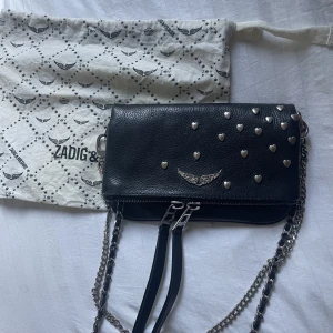 Zadig voltaire väska - En så snygg väska från Zadig et voltaire. Modellen heter Zadig heartclutch nano. Mycket bra sick. Skriv privat för fler bilder. Dust bag och äkthetsbevis medkommer. Nypris 2700kr. Pris kan diskuteras. Kan frakta eller mötas upp i Stockholm. Har bud på 850