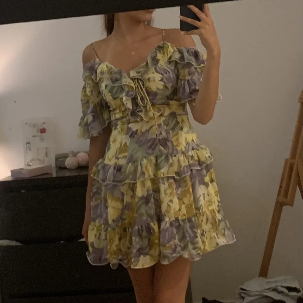 Super somrig klänning med Blommigt mönster, super fin inför sommaren och är precis som ny, säljer då jag inte använder längre❤️. Klänningar.