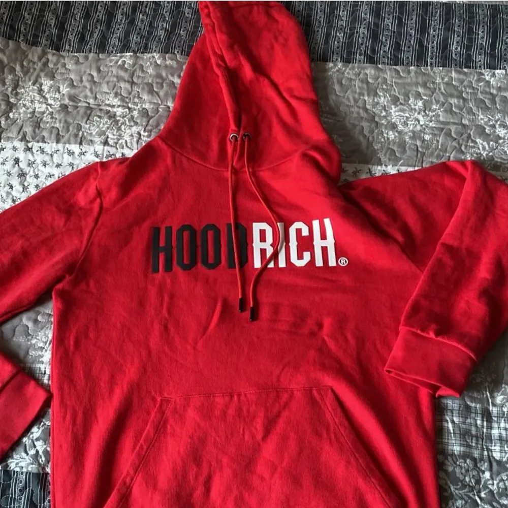 Säljer denna Hoodrich hoodie är ny har använt några gånger men säljer den för att den inte passar mig. Kan sänka pris vid snabb affär . Tröjor & Koftor.