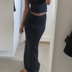 Lång kjol  - En så fin lång kjol från nelly i storlek XXS. Den har även en slits i bak och är i bra skick. Endast använd ett fåtal gånger. Dessa är väldigt populära nu och svåra att få tag i. 🥰🥰