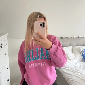 Rosa sweatshirt  - Säljer denn tröja i xs (aldrig använd förutom på bilden) Du står för frakt 