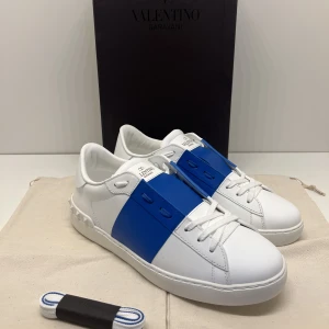 Valentino skor  - Tja säljer ett par helt nya valentino skor i storlek 44. Aldrig använda. 6999kr nypris  Dm för fler bilder 