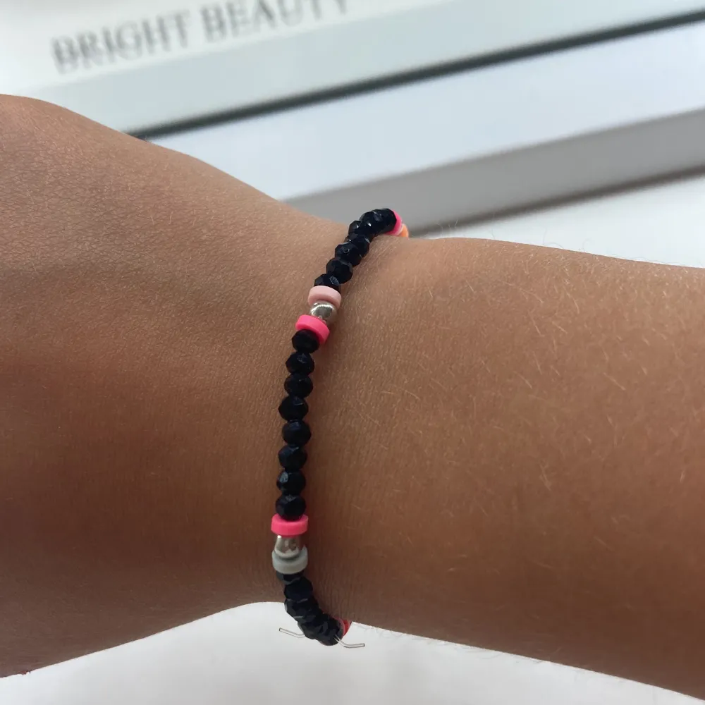 Fint armband med svarta pärlor +lite andra pärlor med andra färger 💓 bra skick, köpt i spanien 🫶🏼. Asusteet.