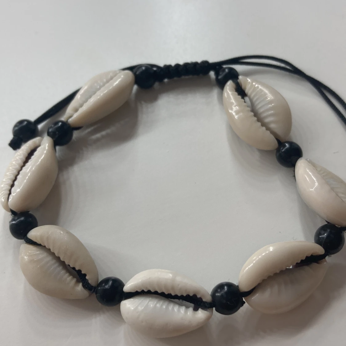 Snäck armband med svart tråd - 90