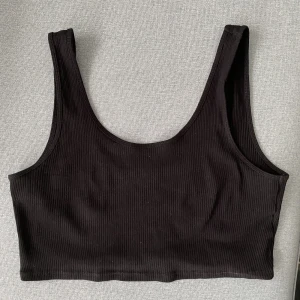 Svart Topp - Svart refflad topp från gina. 