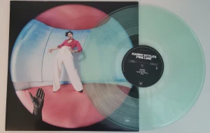 Harry Styles FINE LINE Vinyl  - ✨Limited edition HARRY STYLES Vinyl. Bruten förpackning men aldrig använd då jag inte har vinylspelare✨       Nypris:  475 kr Pris kan diskuteras! 
