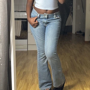 Bootcut low waist Levi’s jeans - Jag säljer mina vintage Levi’s jeans som är bootcut och även low waisted. I och med att jeansen är vintage så kan jag inte säga exakt strl, men det passar definitivt någon som 38/40 🫶🏾