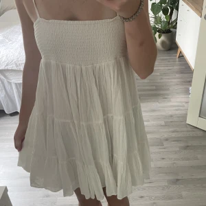 Zara klänning - Säljer denna supersöta klänningen från zara som är slutsåld💗. Använd fåtal gånger och är i bra skick! 