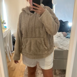 Fluffig luvtröja - En oversized luvtröja från H&M som är storlek L men ville ha den oversized satt brukar använda tröjor i stl S/M