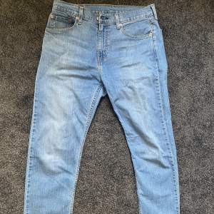 Ett par snygga Levis jeans, knappt använda, priset är inte hugget i Sten Skick 9/10