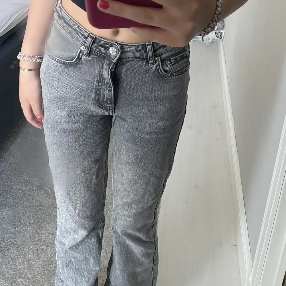 Säljer ett par jeans från Gina tricot!💓 i stl 34! Användes för ett tag sen men inte riktigt min stil längre, men super fina!😘 de är mid-waist och ”utsvängda” köp gärna!❤️❤️. Jeans & Byxor.