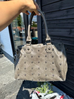 Alexander MCQueen väska 🩶 - OBS trasig dragkedja. Eftersom skicket är som det är, så sälja den billigare. Köpte av en tjej för 2500kr på plick. Säöjer för 699kr. Dragkedjan går att fixa om man lämnar in väskan. Har inget äkthetsbevis tyvärr! Även det påverkade priset. 🩶