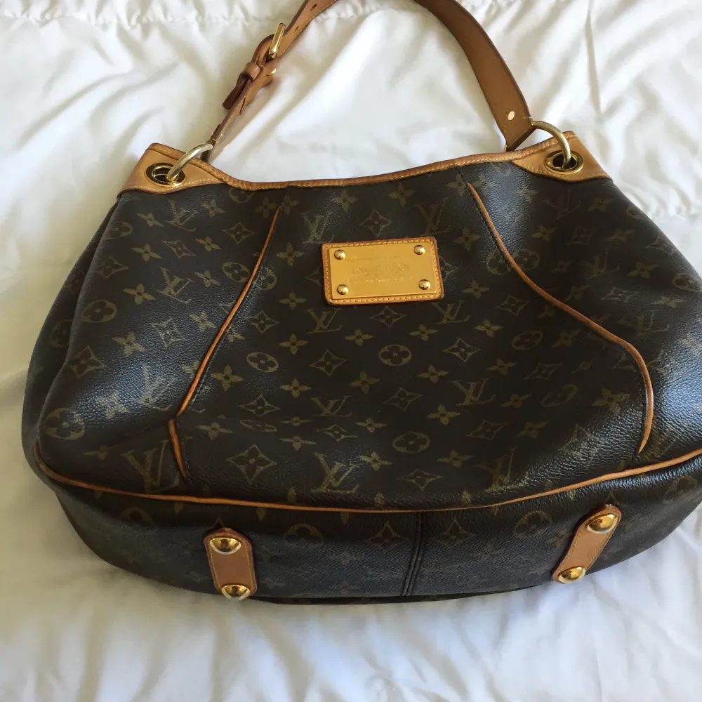 En Louis Vuitton väska som knappt har kommit till användning! Köptes för 7000 kr och säljs nu för endast 4000. Helt äkta, skriv för fler bilder 🤗. Väskor.
