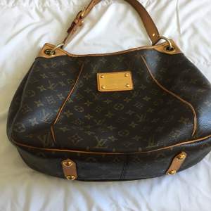 En Louis Vuitton väska som knappt har kommit till användning! Köptes för 7000 kr och säljs nu för endast 4000. Helt äkta, skriv för fler bilder 🤗