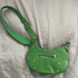 Grön H&M väska - Endast använd en kväll. Så gott som ny.