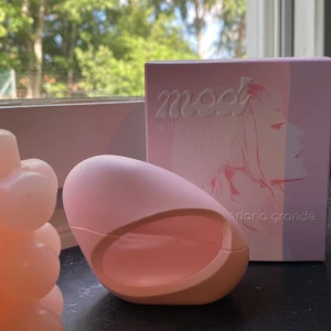 Ariana grande mood parfym-blush  - En helt nyköpt parfym från ariana grannes nya collection mod av doften blush, den är väldigt fräsch men har söta noter i sig , använt 2-3 gånger och med några sprit så sitter det under hela dagen. Råkade beställa fel doft då jag ville ha vanilla :)