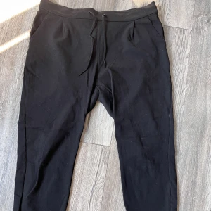 Mjukis kostymbyxor  - Svarta mjukis kostymbyxor, väl använda men inga tydliga skavanker, korta i benen🌺finns på flera sidor