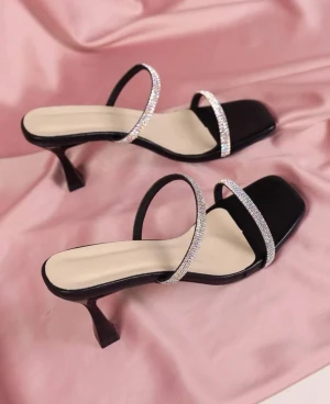 Glitter mules - Ett par mules i storlek 37 alrig används och väldigt bekväma skor. 