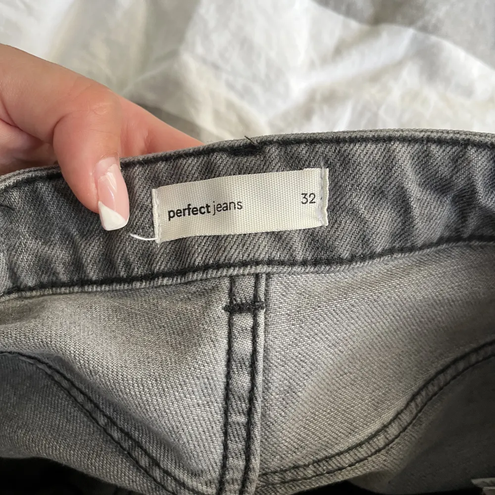 Aldrig använda, ligger bara i garderoben. Utsvängda gråa jeans från Gina.. Jeans & Byxor.