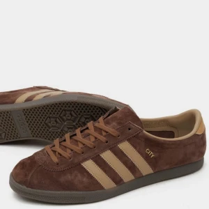 Adidas originals City - Snygga adidas skor, finns i storlek 42-43-44