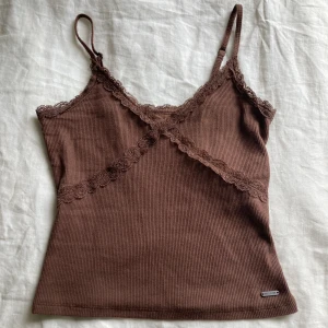 Linne med spets - Så fint linne som är perfekt i sommar! Använd ett fåtal gånger, så gott som ny. Från Hollister. Priset går att diskutera! Även frakten. Tveka inte på att höra av dig vid frågor eller intresse❤️