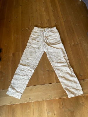 Linnebyxor hm - Linnebyxor, beige, från hm stl xs. Raka o låg/mid waist
