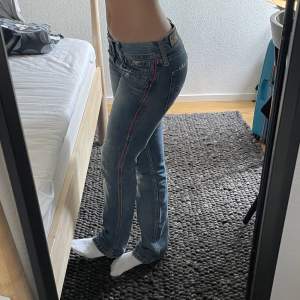 Säljer mina jättelåga Levis jeans för att jag aldrig använder dem. Modellen är Patty Anne och de är lite vidare längst ner mot anklarna men skulle kanske inte kalla de bootcut jeans. Hör av dig om du vill ha fler bilder eller vid intresse🩵🌸