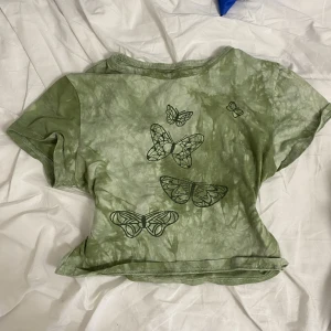 Y2K fairygrunge top - Läs bio först! Köpt i London från en marknad. Nyskick då jag inte använt den så mycket. Står att det är en S men den passade dig också som är XS! Kan alltid diskutera priset!