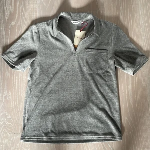 Frotté piké - Helt ny frotté piké i storlek S💫 Köpt från MQ. Märke: Dobber. Endast testad en gång säljs för att den inte passade mig.  Nypris 499kr Skick 10/10👍🏼