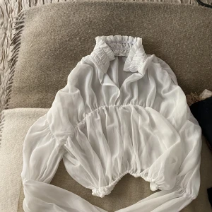 Festtopp  - Supercool blus som är lite genomskinlig - går att stylea med både en bralette och ett linne.  Str: XS/S