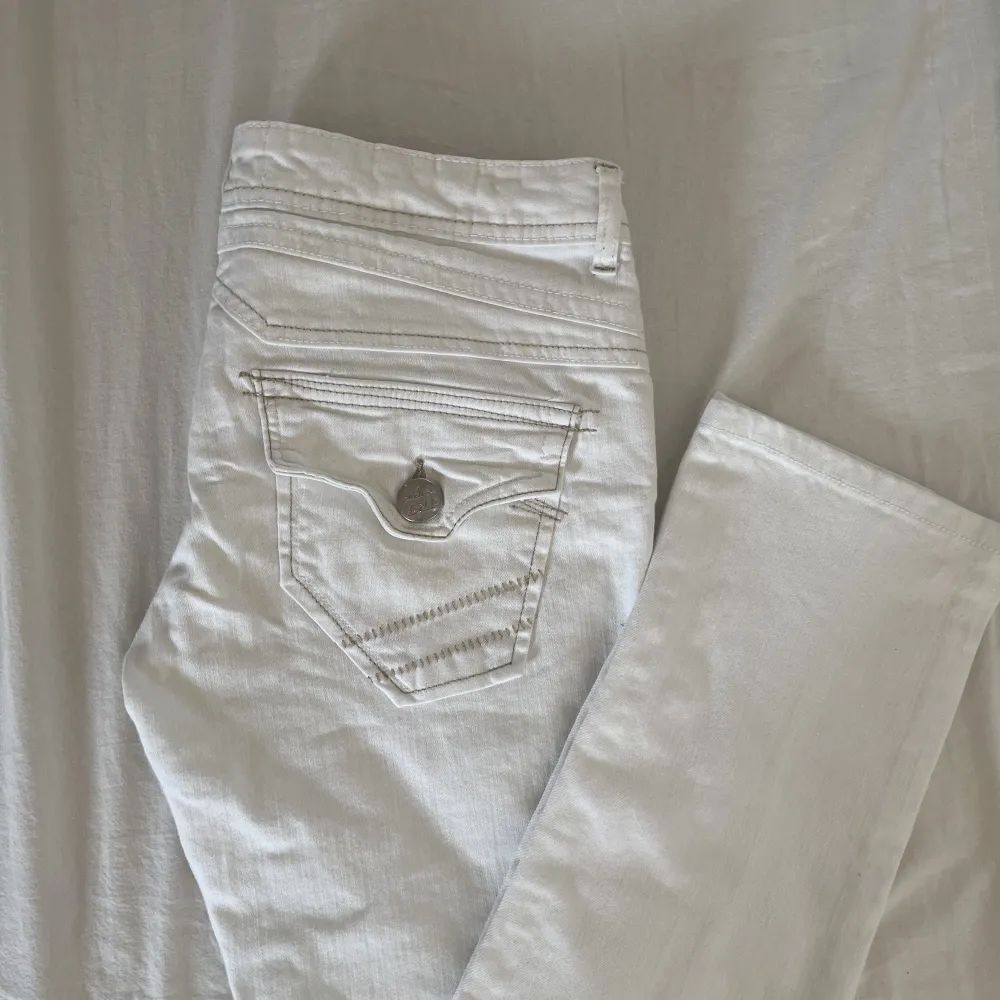 Fina lågmidjade jeans med snygga detaljer vid fickorna. Säljes pga att de är lite för små för mig. Midjemått: 85 och Innerbenslängd: 80cm 💕 Pris går att diskutera!. Jeans & Byxor.