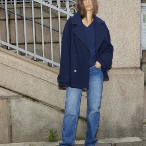 marinblå kort kappa - Säljer denna hela slutsålda ”Short Warm Jacket” från Nelly i strl S, knappt använd och är son ny, inga defekter! Köpt för 699kr säljer för 500kr + frakt, pris kan diskuteras!