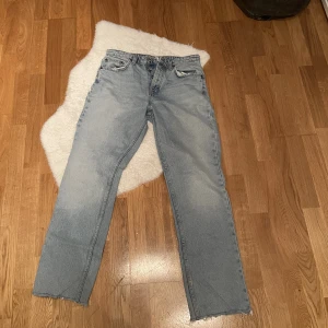 Blåa jeans - Säljer dessa snygga jeans då de tyvärr blivit för små! De är använda några gånger och fortfarande inte jätte bra skick! Jag är 160 cm och de är lite långa på mig. De är i storlek 40 men skulle säga även passa 38. Hör av er vid intresse eller ev frågor!😀