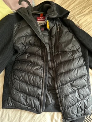 Parajumpers nolan hybrid jacka - Parajumper jacka i storlek Y-L så det är Storlek S / Small. 