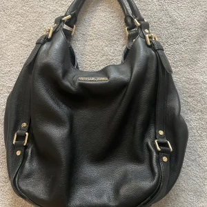 Micheal kors väska - En jättesnygg väska från micheal kors. Den är i jättebra skick❤️ pris kan diskutera vid snabb affär. Det är bara att skriva om ni har några frågor😍