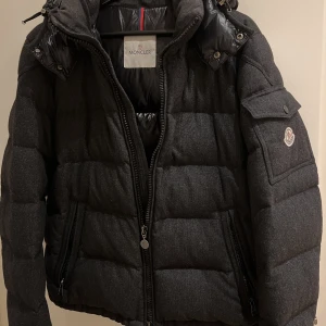 Moncler montgenevre jacka - Snygg moncler jacka- strl 1 (small). Är i bra skick 8/10 men använd’ (cartoonen är sliten, plus lite slitage på kanten längst ner) men inget som syns. Köpt på haiendo-shop.com, nypris 10,500kr, Skriv i dm för mer funderingar. (Pris går att diskutera)