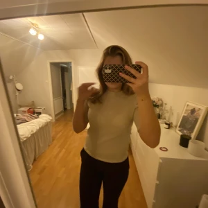 Guldglittrig topp⭐️❤️‍🔥 - Superfin guldlig tröja med glitter på som passar perfekt till mer uppklätt som fester eller tjejmiddag, men även till vardags❤️säljer då den inte kommmer till användning!